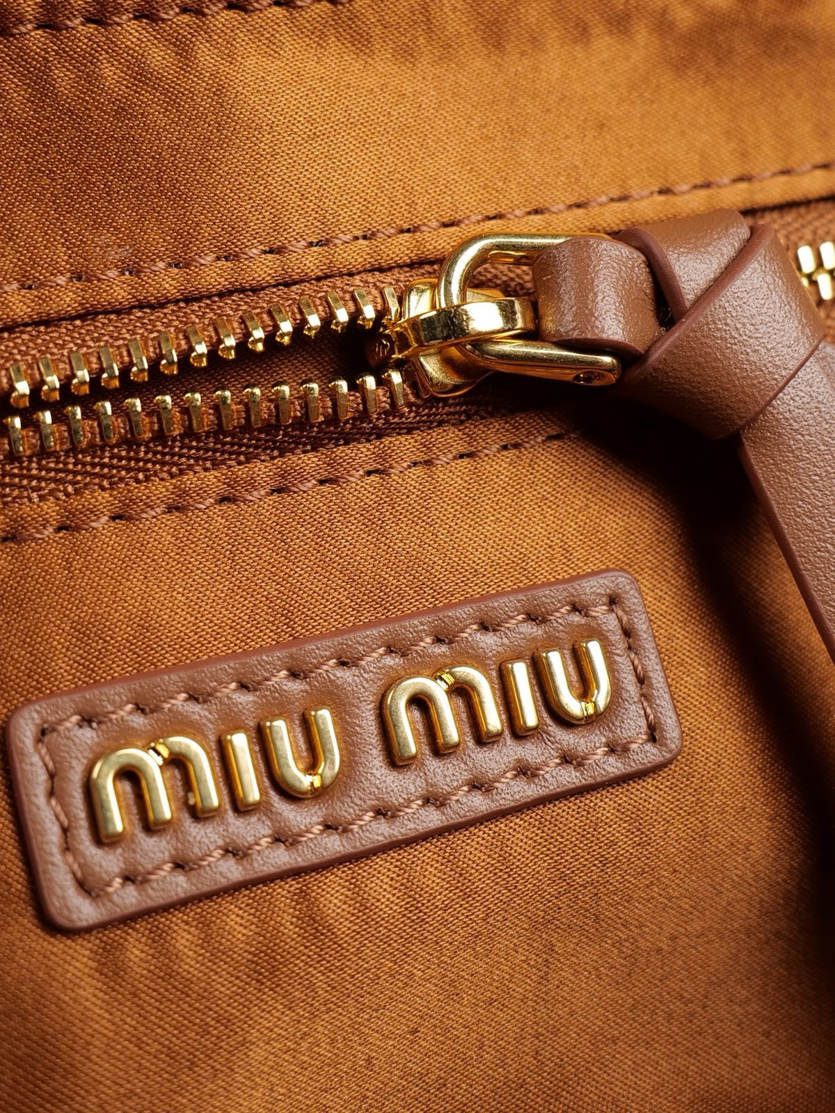 תיק עור Miu Miu