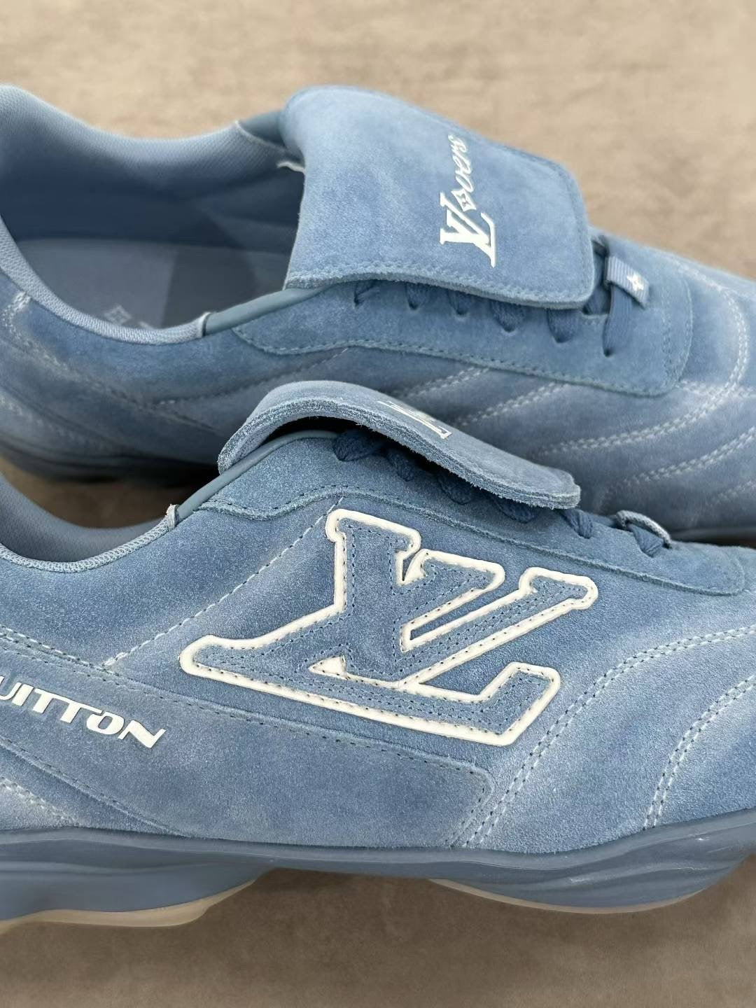 נעלי לואי