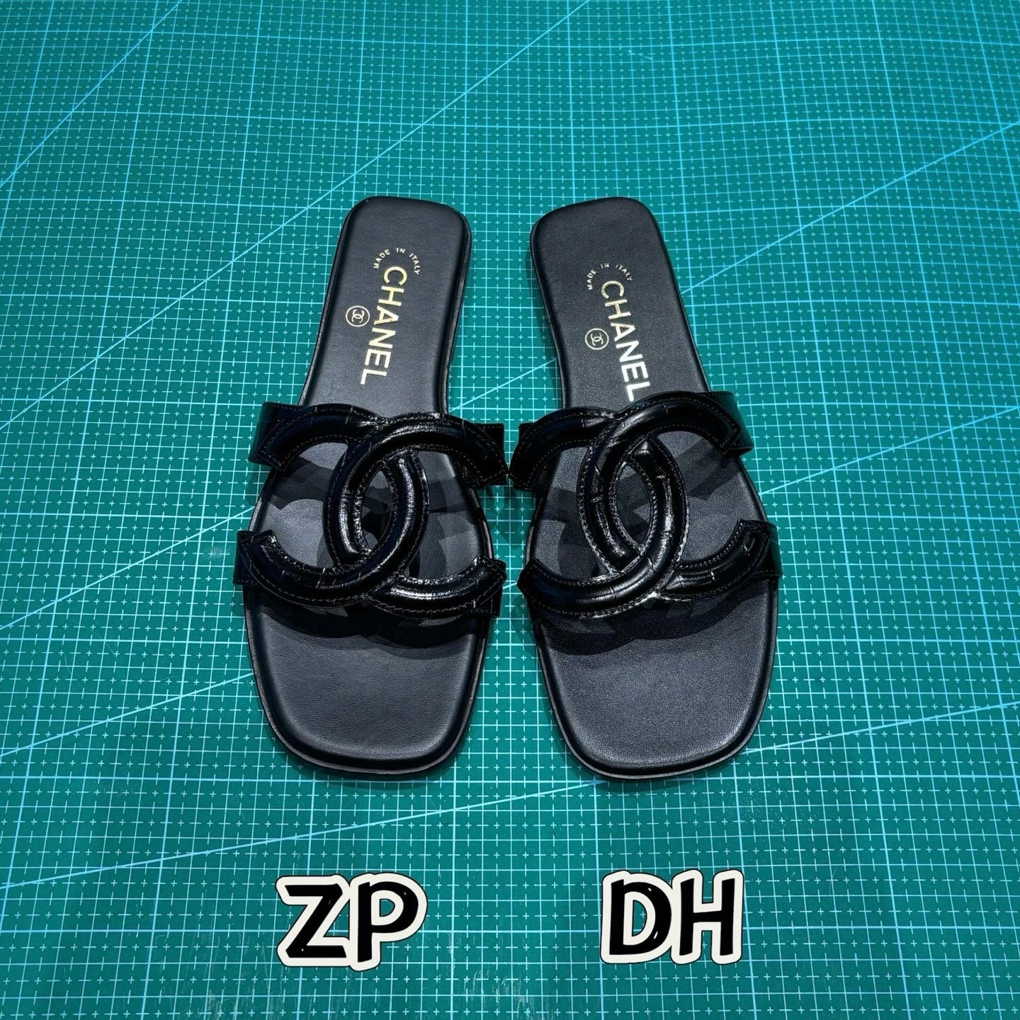 כפכפי עור קלאסיים CHNL
