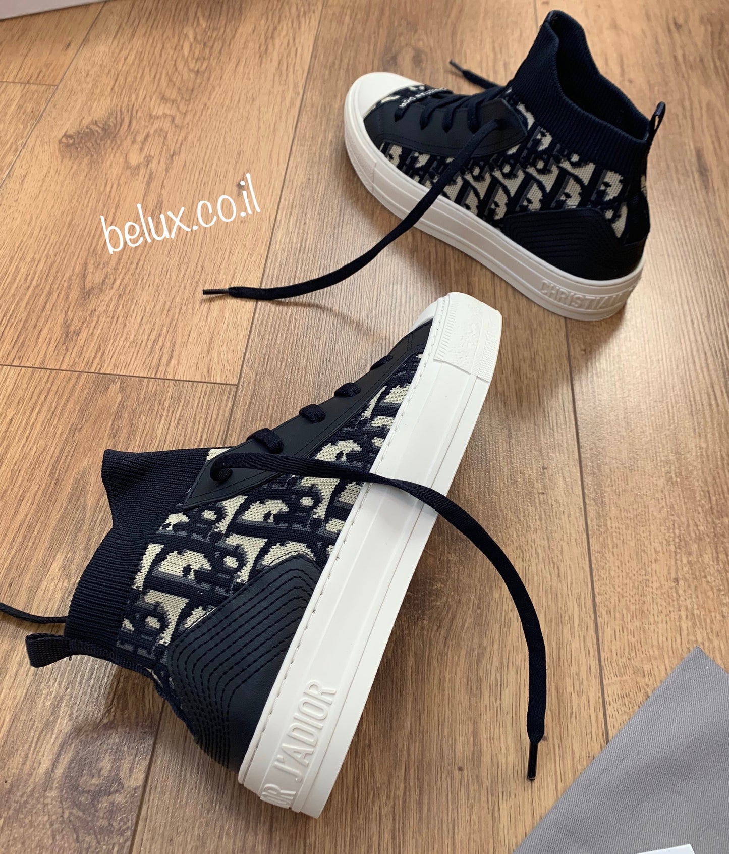 סניקרס דיור