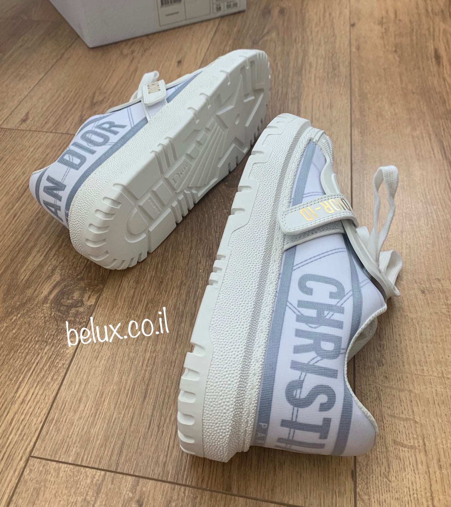 סניקרס דיור