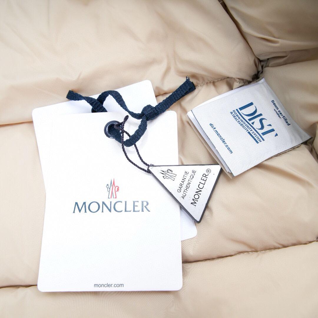 מעיל מונקלר