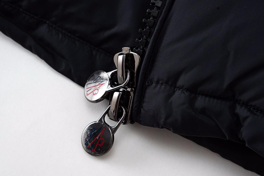 מעיל מונקלר