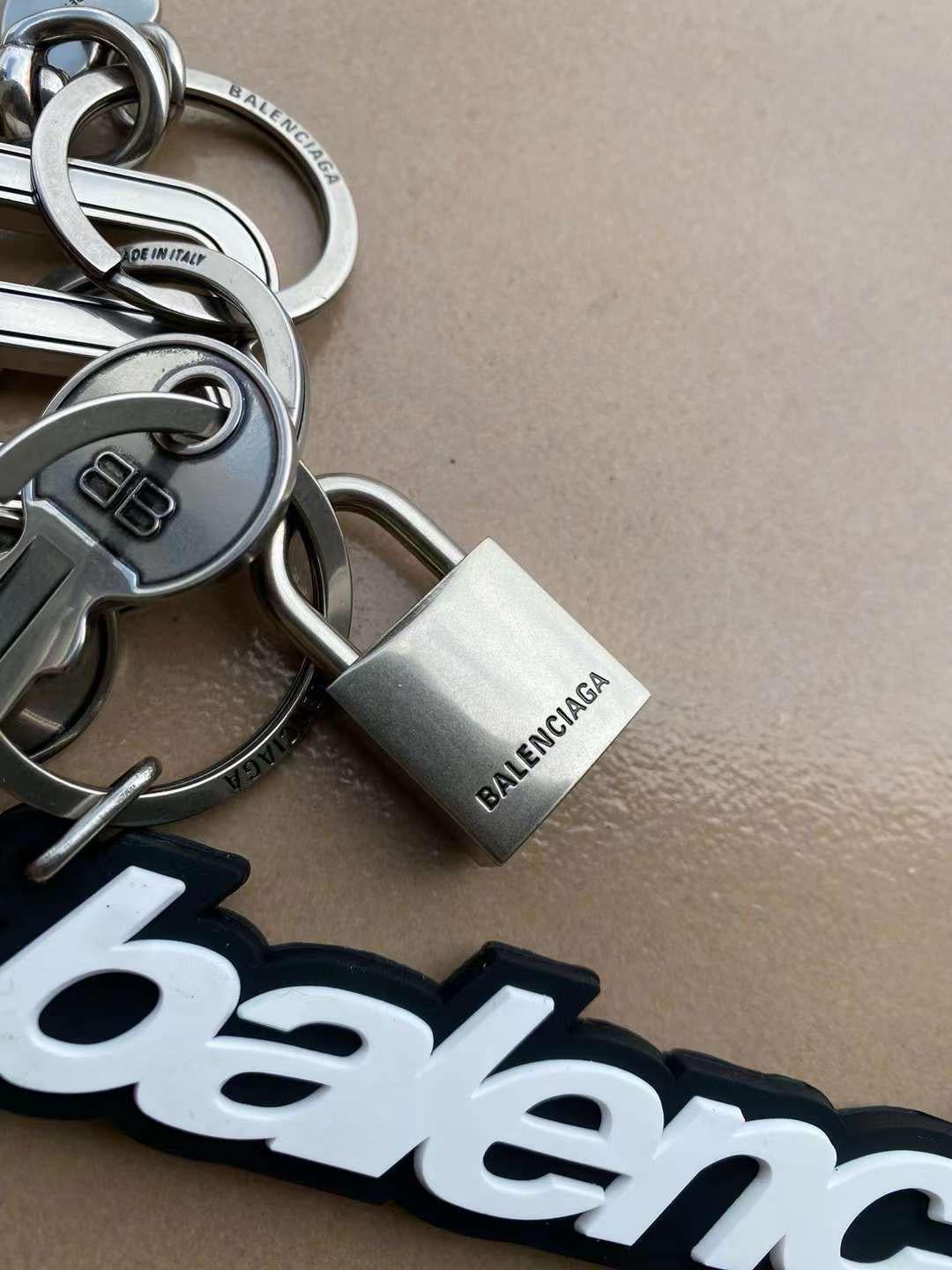 מחזיק מפתחות/אביזר לתיק בלנסיאגה