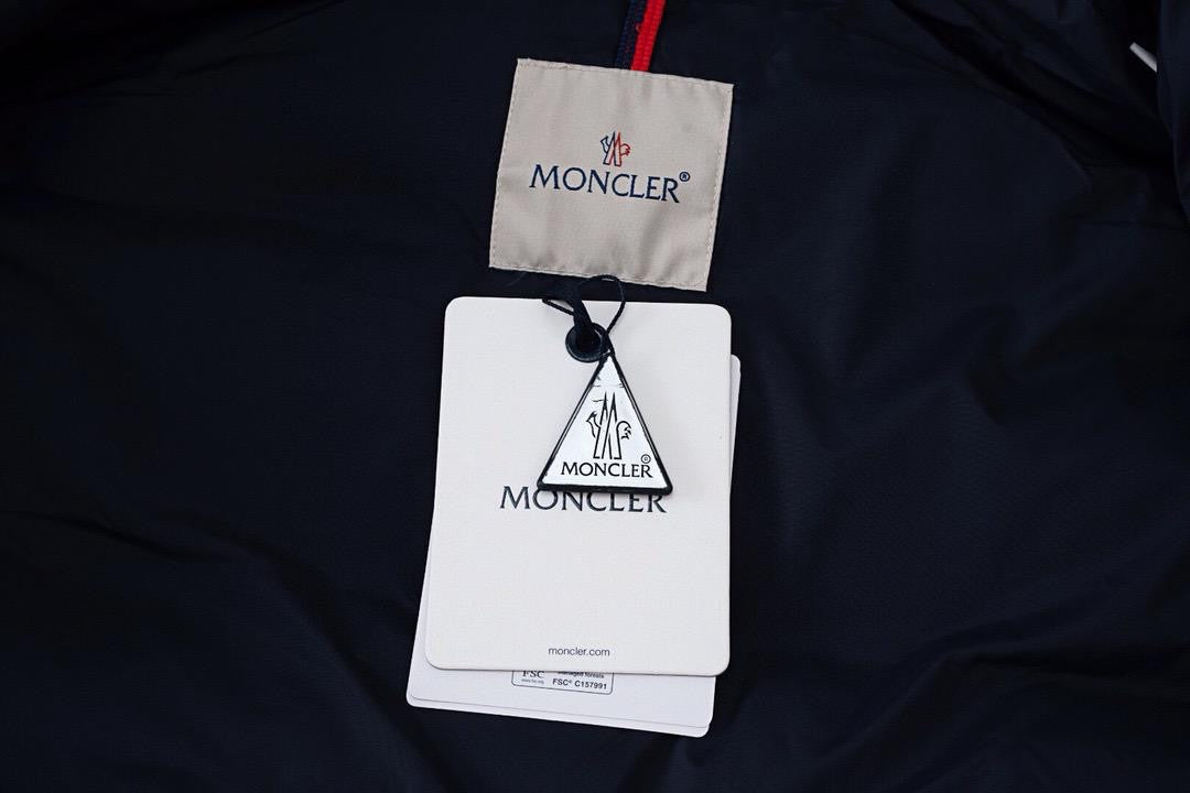 מעיל מונקלר