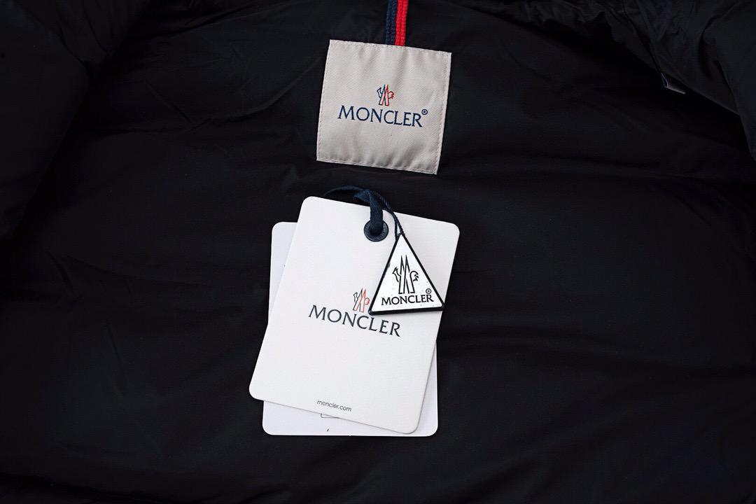 מעיל מונקלר