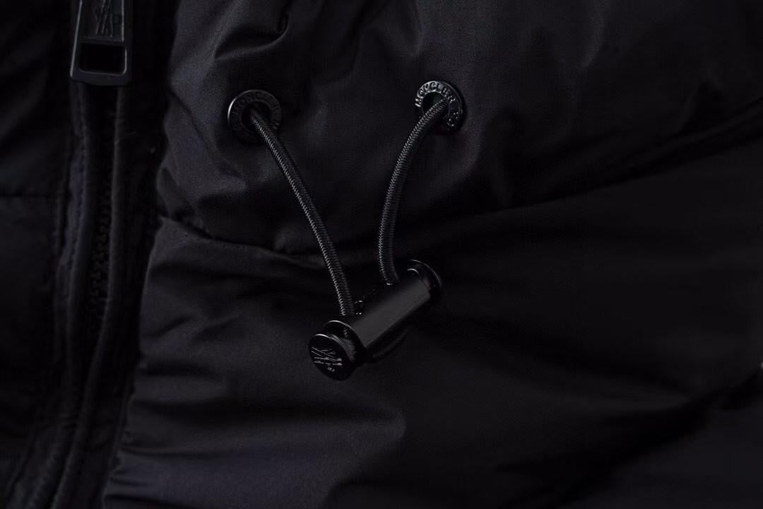 מעיל מונקלר