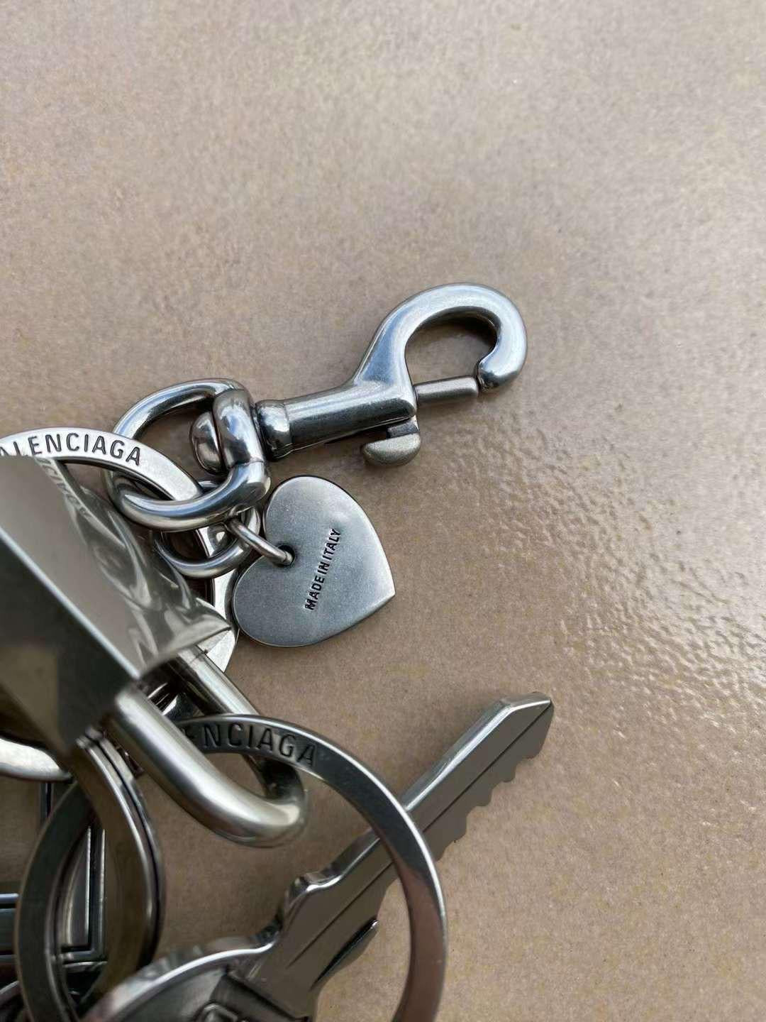 מחזיק מפתחות/אביזר לתיק בלנסיאגה