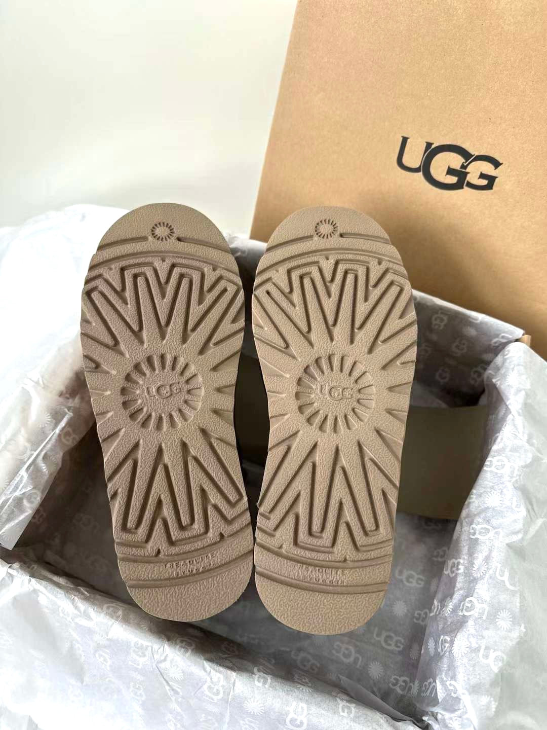 נעלי UGG