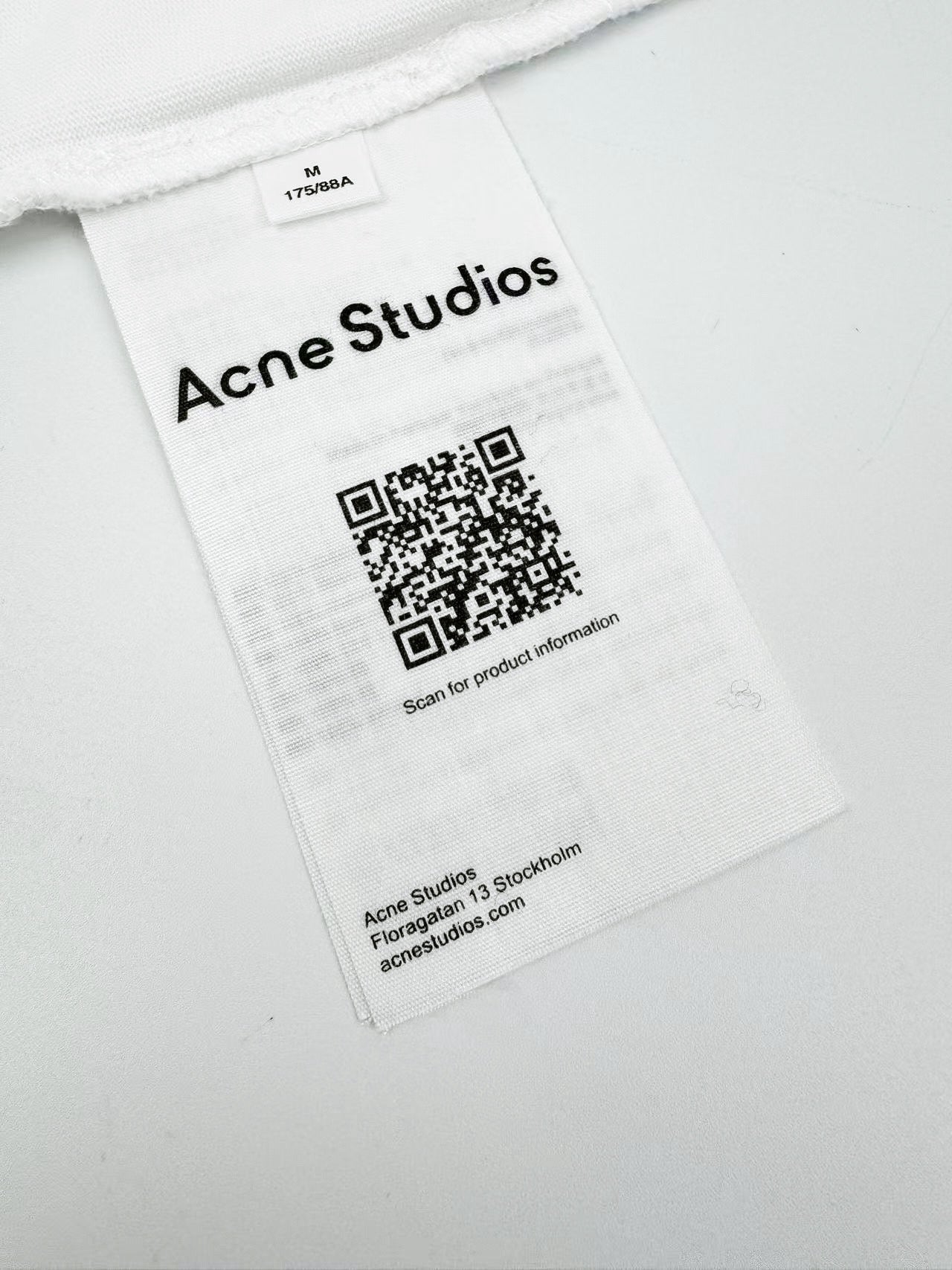 טישרט Acne