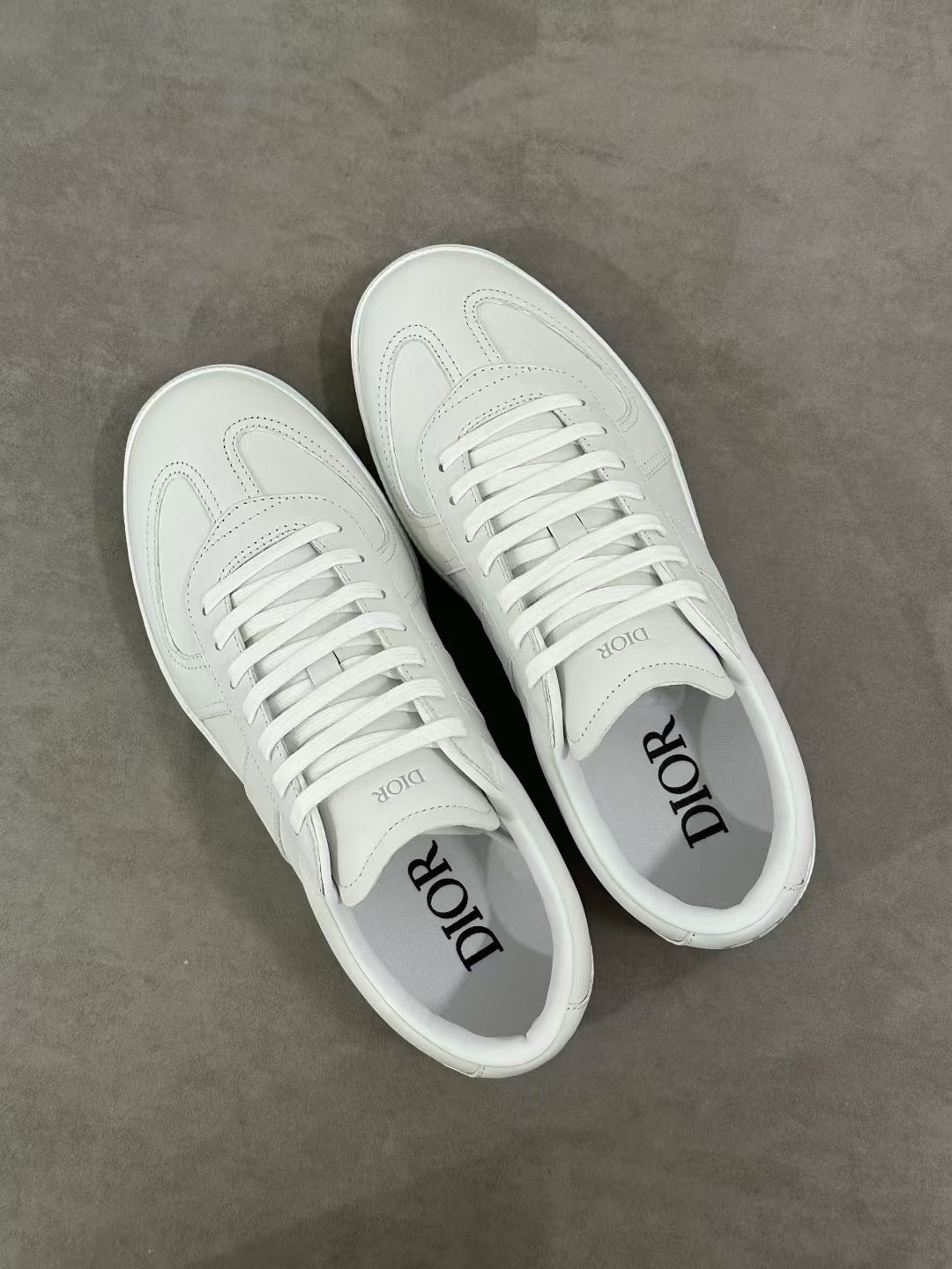 סניקרס דיור