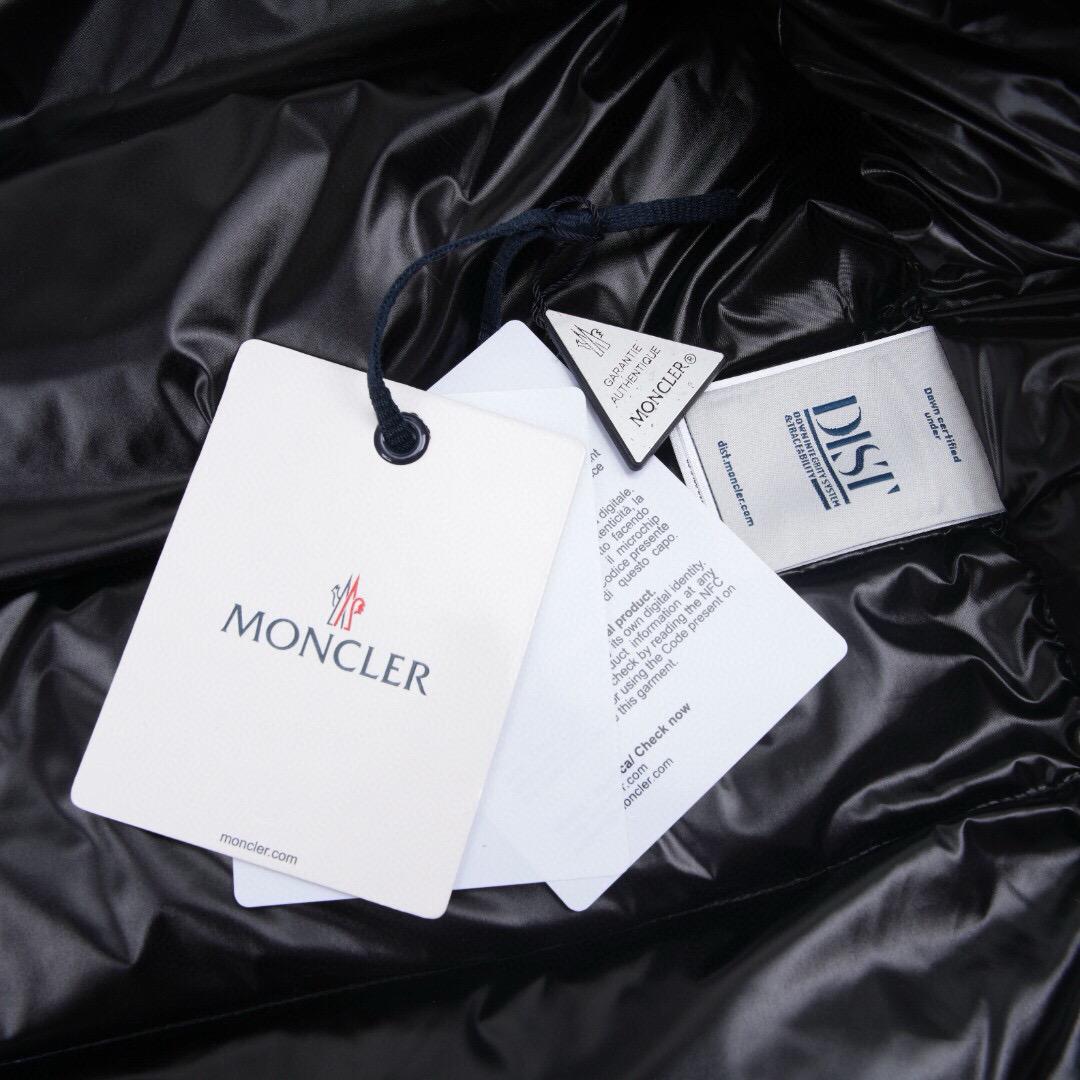 מעיל מונקלר