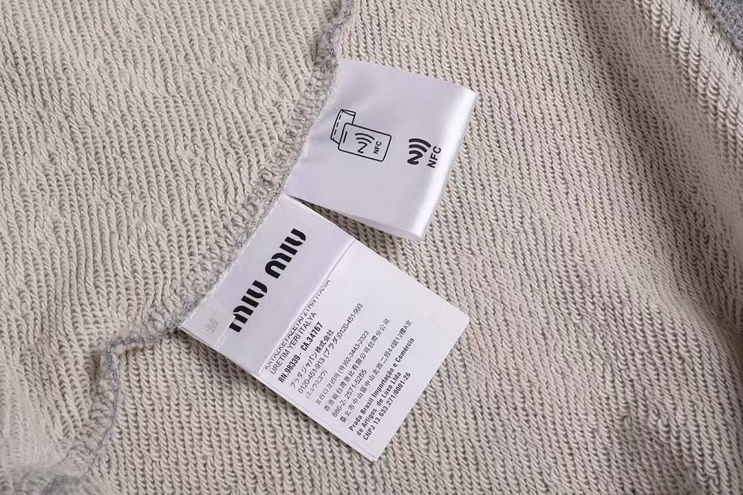 סווטשירט מיו מיו