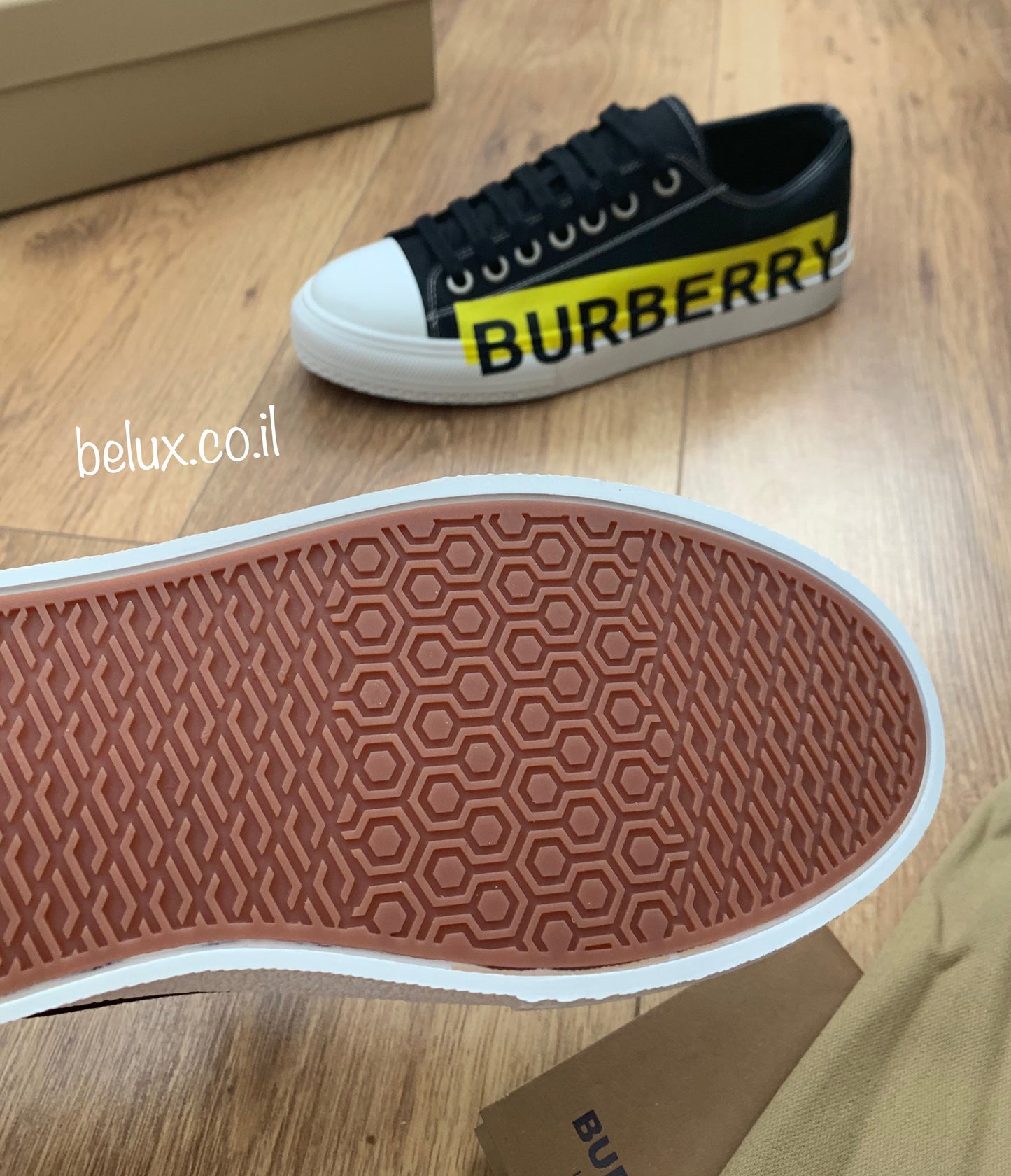 סניקרס ברברי