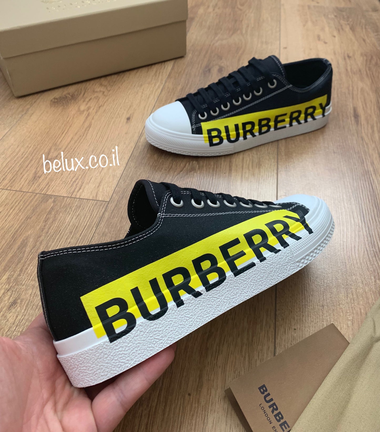 סניקרס ברברי